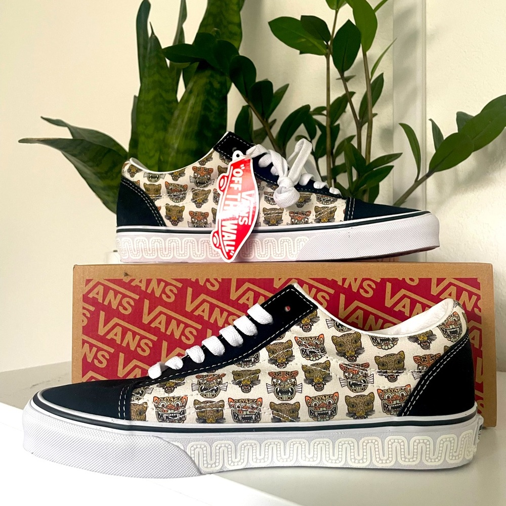 New w/ tags Vans old skool black Jaguar Collection Women’s Size 9.5/Men’s size 8